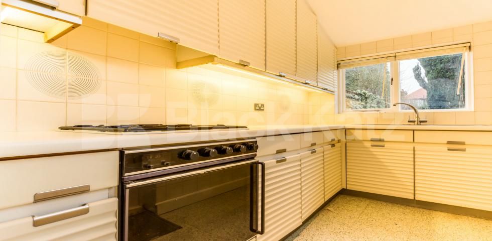 			NEW INSTRUCTION - Beautiful House !, 3 Bedroom, 1 bath, 1 reception House			 Chase Way, Southgate